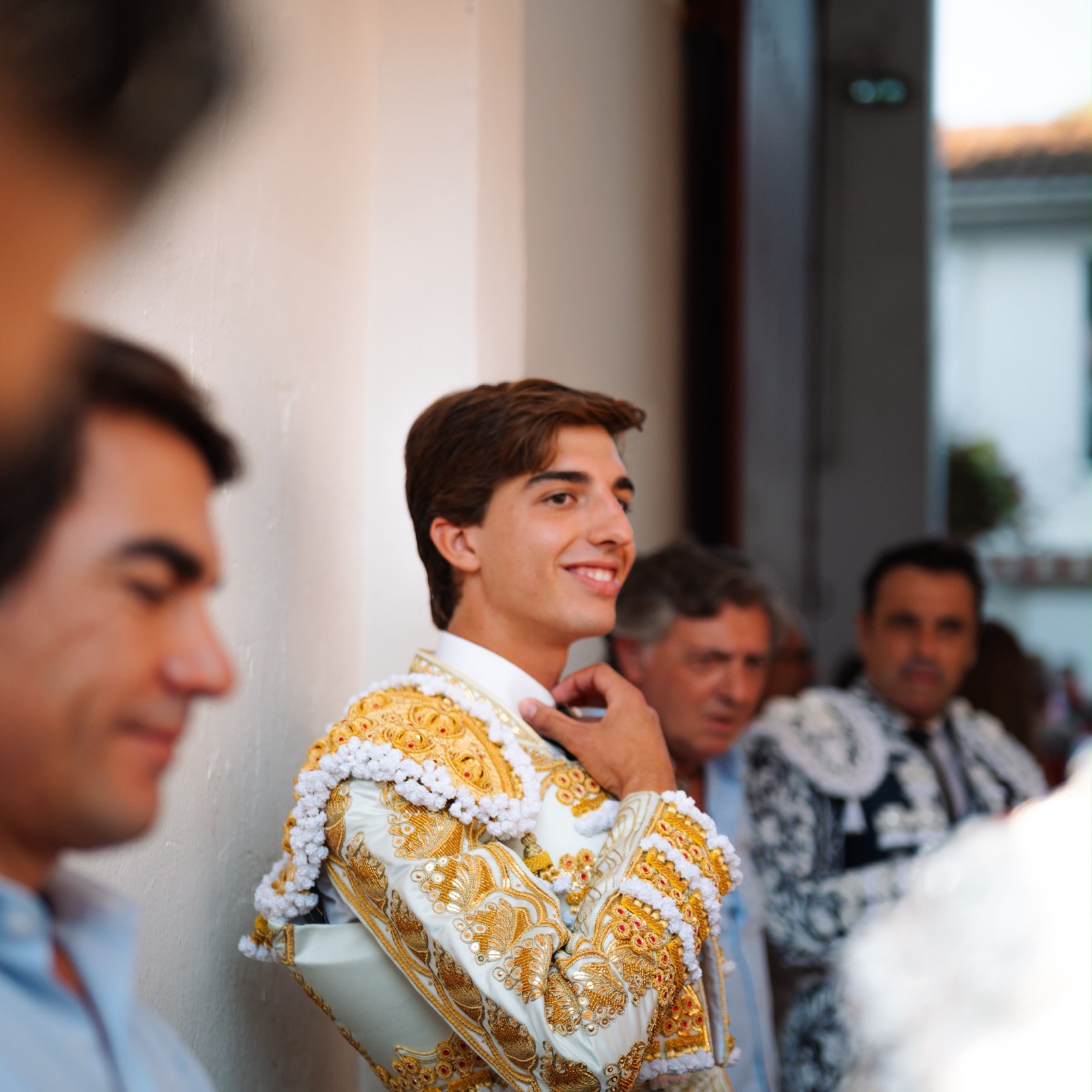Julio Norte sonríe mientras se viste de torero antes de la alternativa